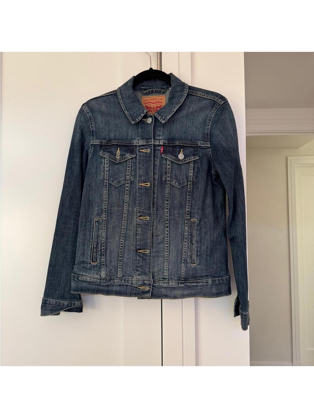 SOLD - Levi’s Medium Wash Fitted Denim Jacket Sz M